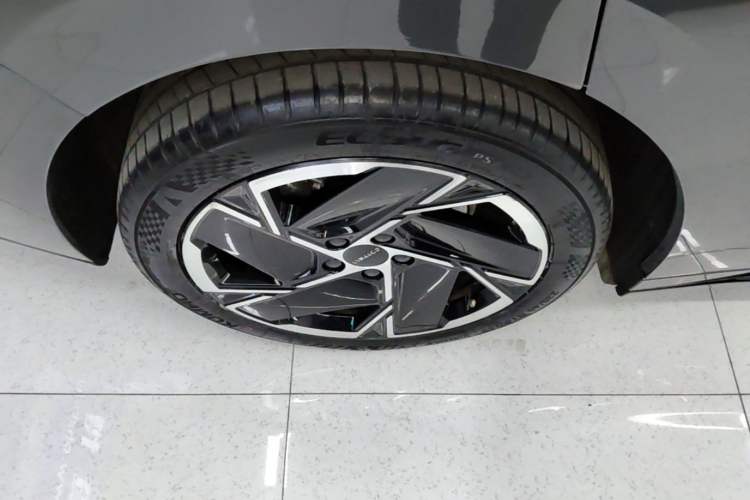 Used Lynk & Co 07 2024 EM-P 126 Long-Range Halo Right Rear Wheel Hub