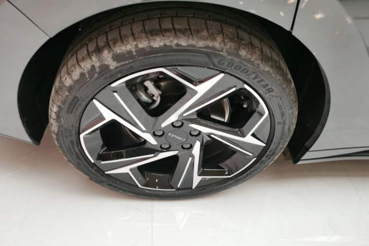 Used Lynk & Co 07 2024 EM-P 126 Long-Range Halo Right Rear Wheel Hub