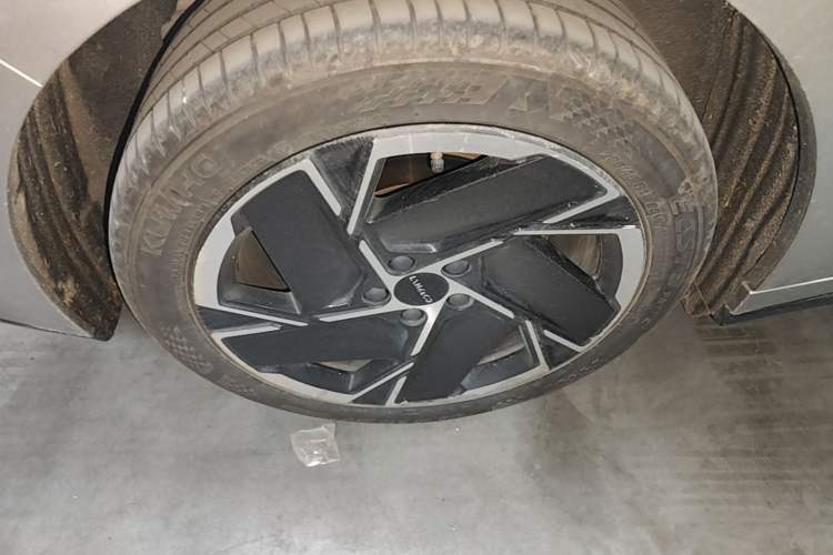 Used Lynk & Co 07 2024 EM-P 126 Long-Range Halo Right Rear Wheel Hub