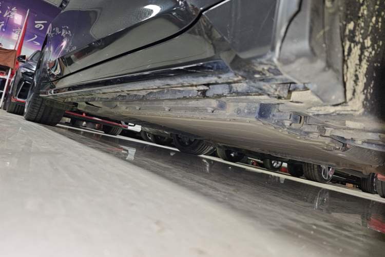 Used Lynk & Co 07 2024 EM-P 126 Long-Range Halo Right Side Sill