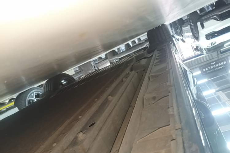 Used Lynk & Co 07 2024 EM-P 126 Long-Range Ultra Right Side Sill