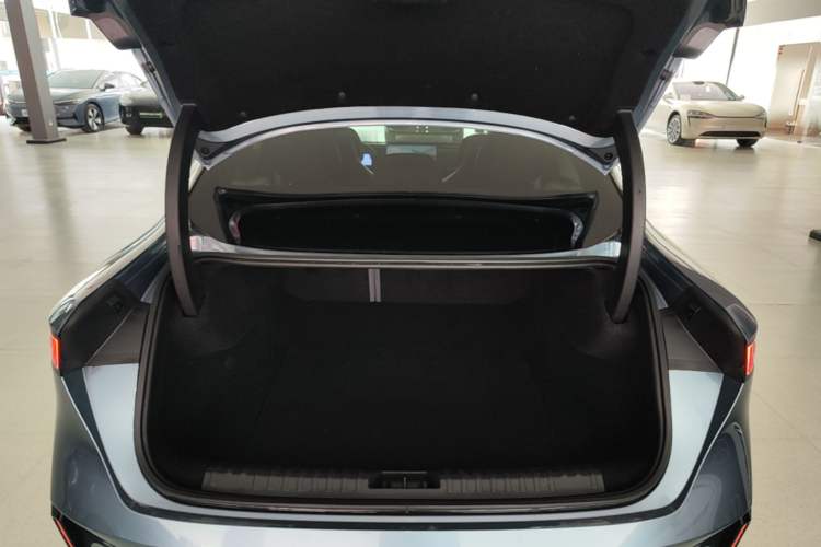 Used Lynk & Co 07 2024 EM-P 126 Long-Range Ultra Trunk