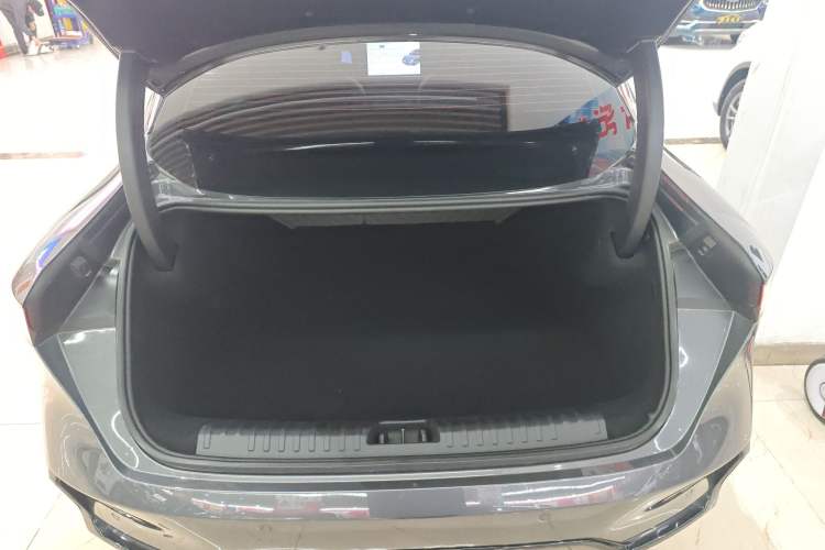 Used Lynk & Co 07 2024 EM-P 126 Long-Range Halo Trunk