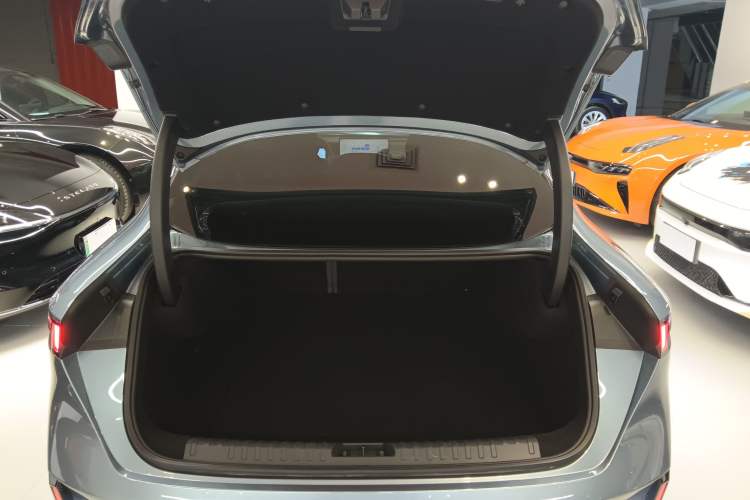 Used Lynk & Co 07 2024 EM-P 126 Long-Range Ultra Trunk