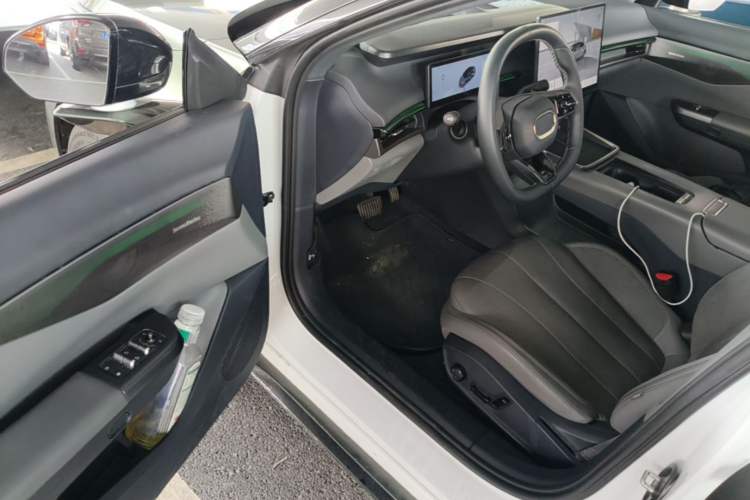 Used Lynk & Co 07 2024 EM-P 126 Long-Range Halo Driver Seat