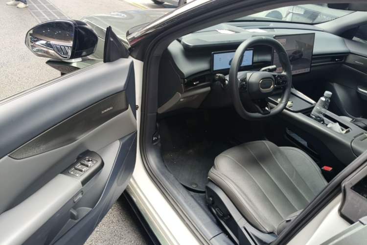 Used Lynk & Co 07 2024 EM-P 126 Long-Range Halo Driver Seat
