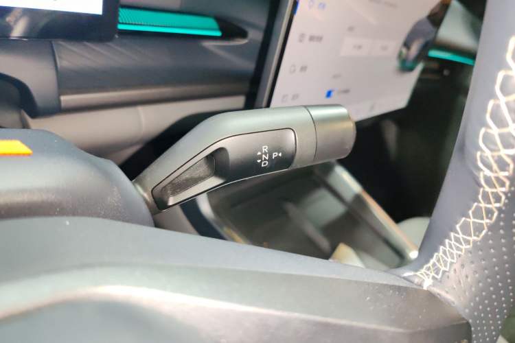 Used Lynk & Co 07 2024 EM-P 126 Long-Range Halo Gear Lever