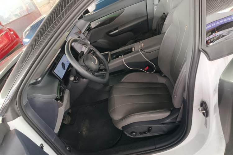 Used Lynk & Co 07 2024 EM-P 126 Long-Range Halo Left Front Seat
