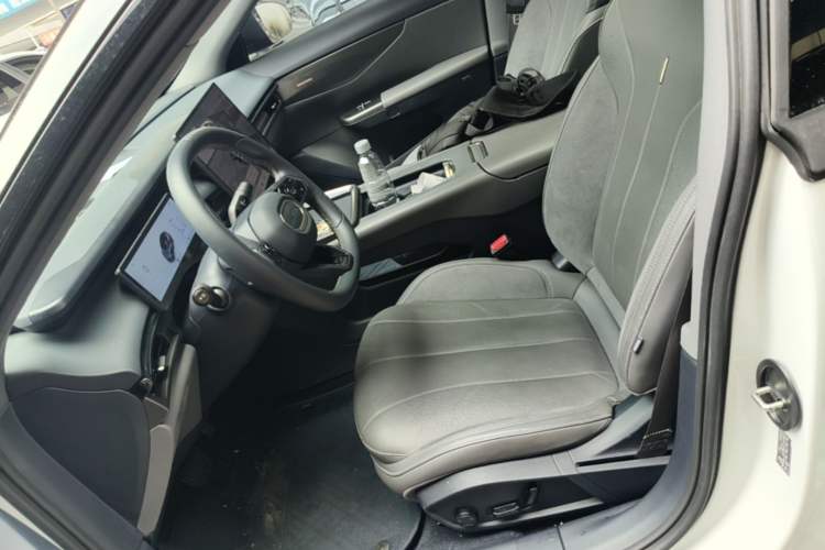 Used Lynk & Co 07 2024 EM-P 126 Long-Range Halo Left Front Seat