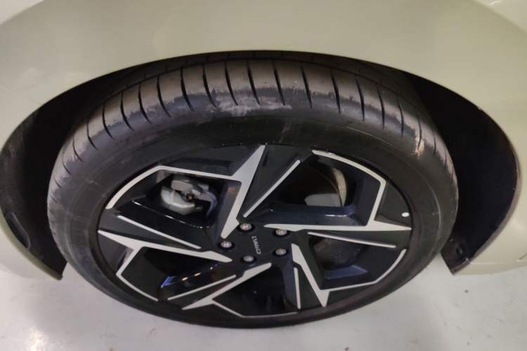 Used Lynk & Co 07 2024 EM-P 126 Long-Range Halo Left Front Wheel Hub