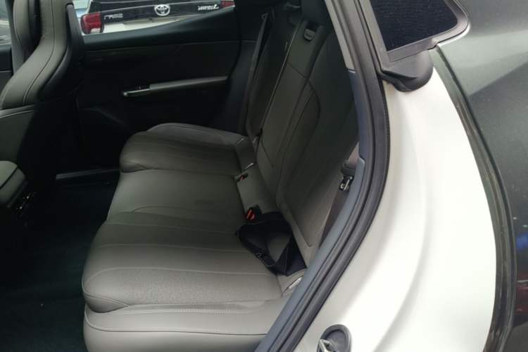 Used Lynk & Co 07 2024 EM-P 126 Long-Range Halo Left Rear Seat