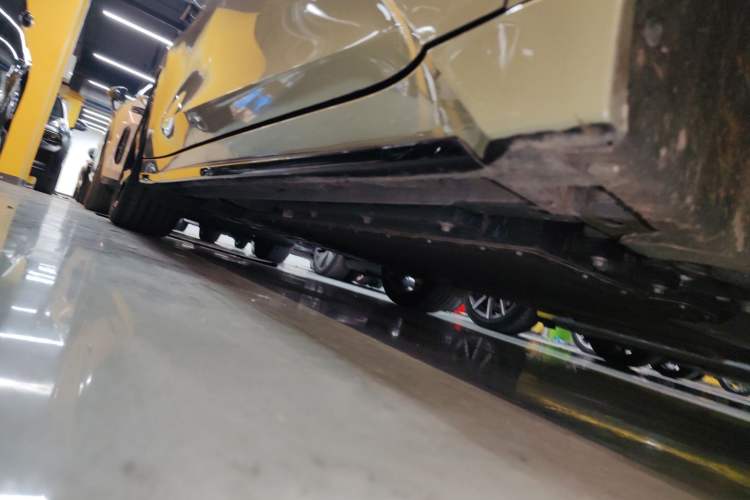 Used Lynk & Co 07 2024 EM-P 126 Long-Range Halo Right Side Sill