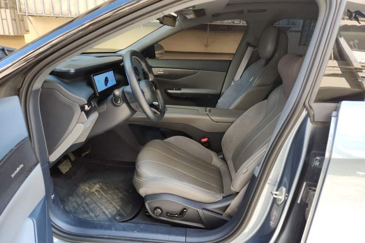 Used Lynk & Co 07 2024 EM-P 126 Long-Range Halo Left Front Seat