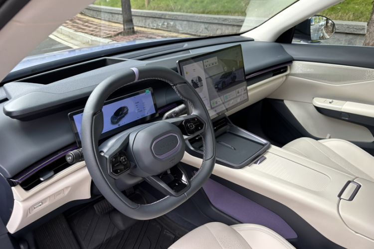 Used Lynk & Co 07 2024 EM-P 126 Long-Range Ultra Interior 10
