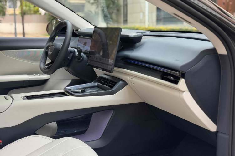 Used Lynk & Co 07 2024 EM-P 126 Long-Range Ultra Interior 10