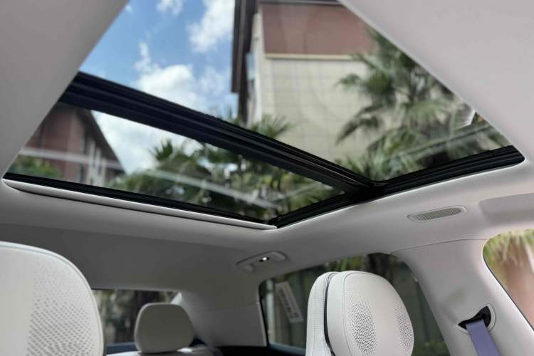 Used Lynk & Co 07 2024 EM-P 126 Long-Range Ultra Interior 12