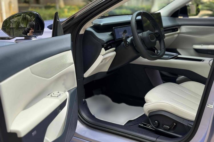 Used Lynk & Co 07 2024 EM-P 126 Long-Range Ultra Interior 13