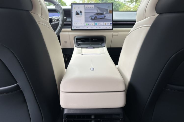 Used Lynk & Co 07 2024 EM-P 126 Long-Range Ultra Interior 14