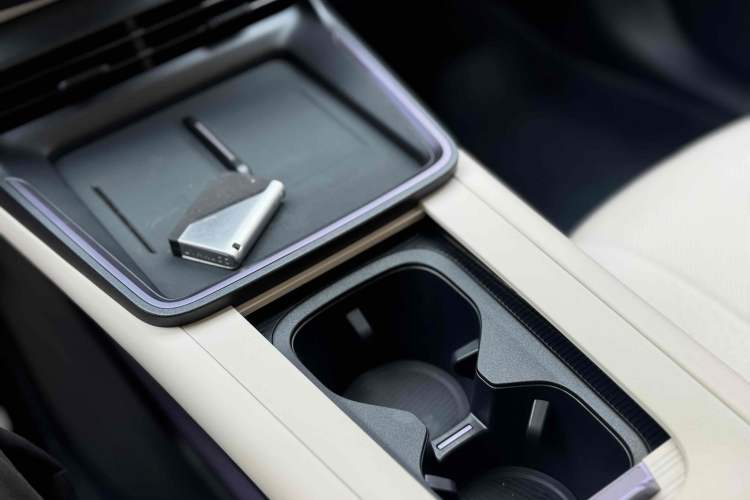 Used Lynk & Co 07 2024 EM-P 126 Long-Range Ultra Interior 5