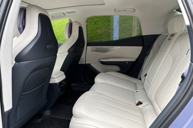 Used Lynk & Co 07 2024 EM-P 126 Long-Range Ultra Interior 8