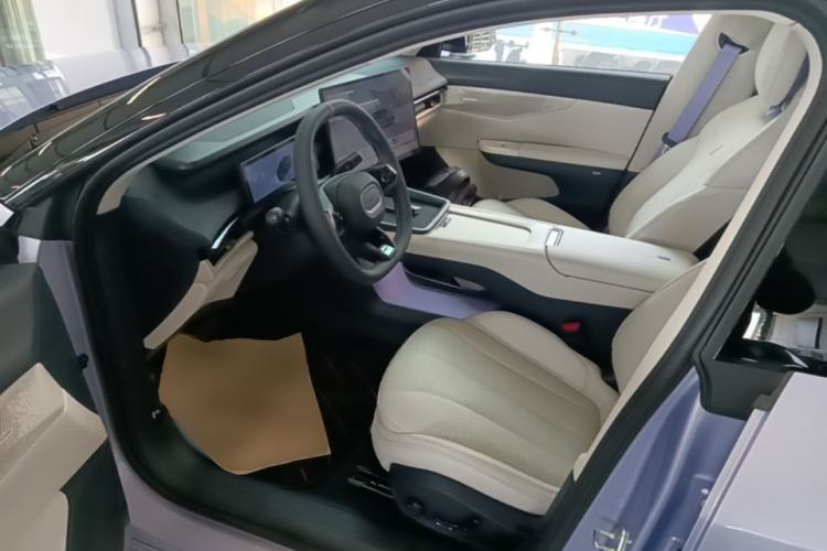 Used Lynk & Co 07 2024 EM-P 126 Long-Range Halo Left Front Seat
