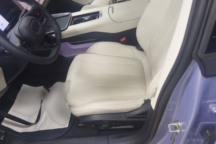 Used Lynk & Co 07 2024 EM-P 126 Long-Range Ultra Left Front Seat