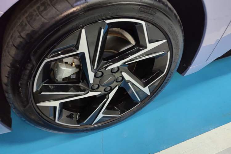 Used Lynk & Co 07 2024 EM-P 126 Long-Range Intelligent Driving Ultra Left Front Wheel Hub
