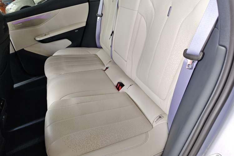 Used Lynk & Co 07 2024 EM-P 126 Long-Range Intelligent Driving Ultra Left Rear Seat