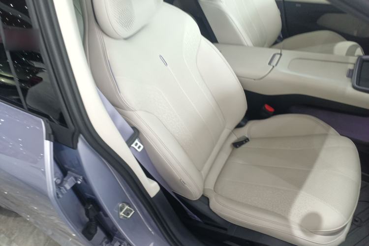 Used Lynk & Co 07 2024 EM-P 126 Long-Range Ultra Right Front Seat