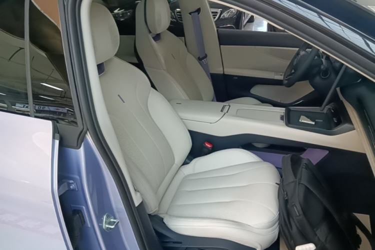 Used Lynk & Co 07 2024 EM-P 126 Long-Range Halo Right Front Seat