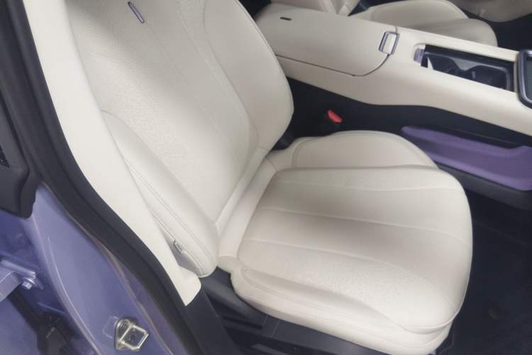Used Lynk & Co 07 2024 EM-P 126 Long-Range Ultra Right Front Seat