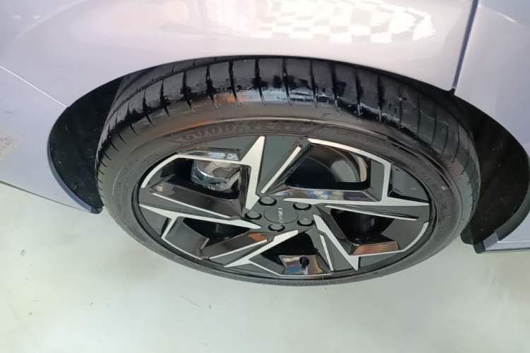 Used Lynk & Co 07 2024 EM-P 126 Long-Range Halo Right Rear Wheel Hub