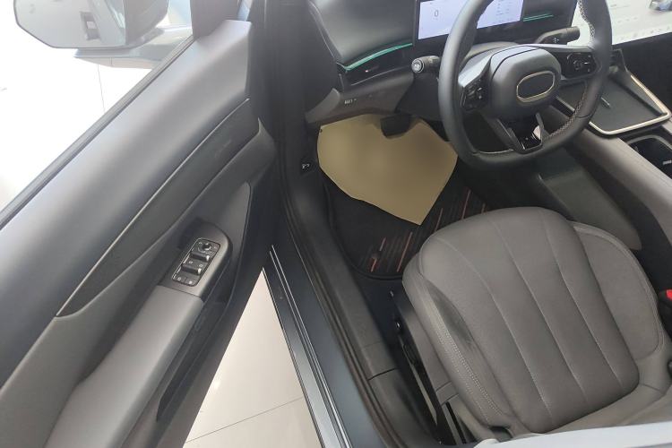 Used Lynk & Co 07 2024 EM-P 126 Long-Range Ultra Driver Seat