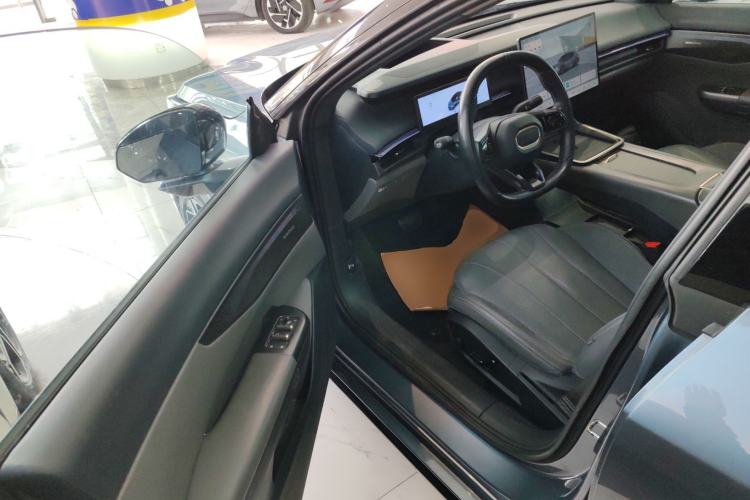 Used Lynk & Co 07 2024 EM-P 126 Long-Range Ultra Driver Seat