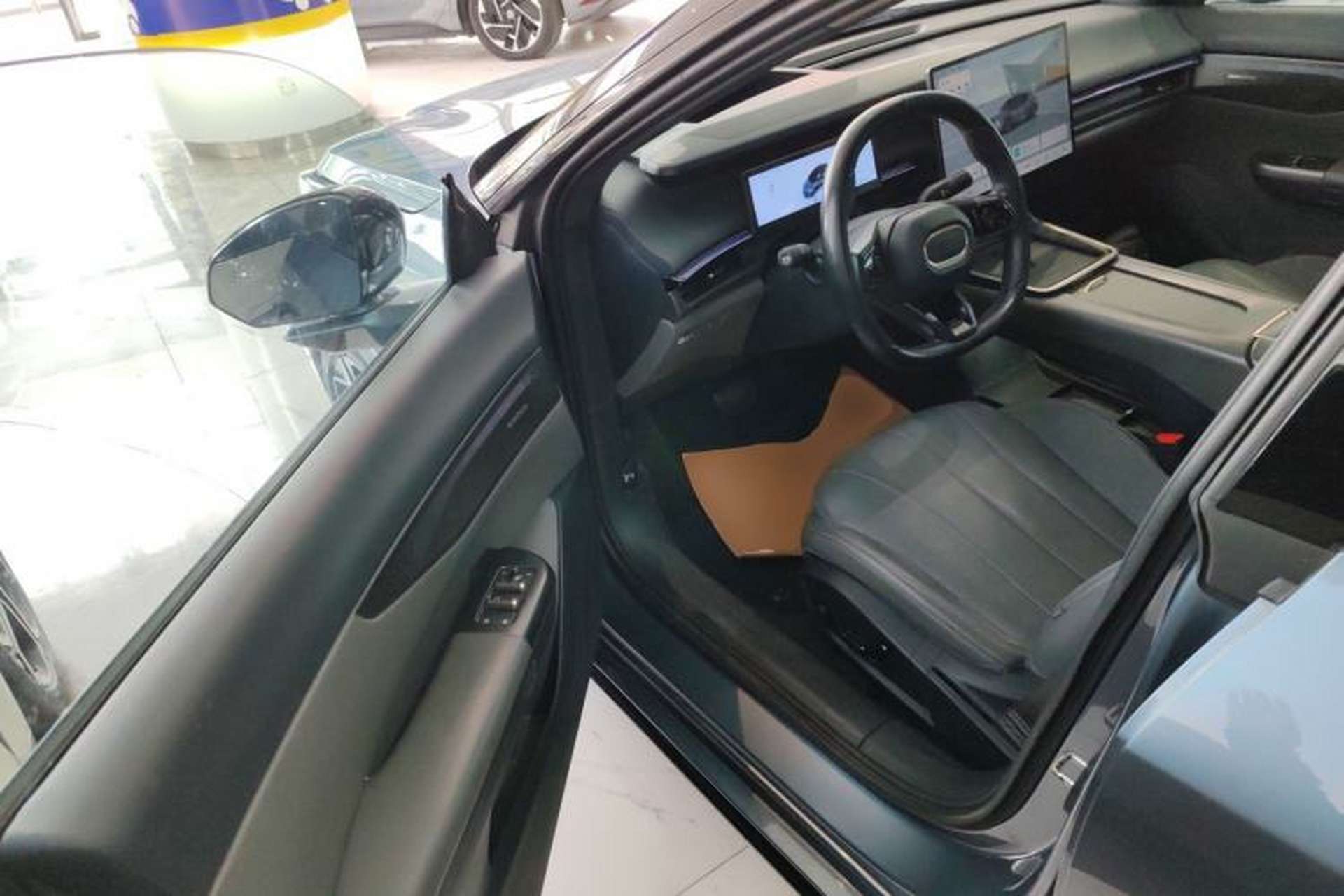 Used Lynk & Co 07 2024 EM-P 126 Long-Range Ultra Driver Seat