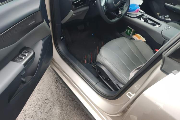 Used Lynk & Co 07 2024 EM-P 126 Long-Range Ultra Driver Seat