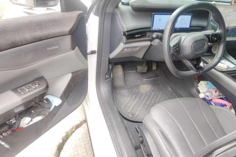 Used Lynk & Co 07 2024 EM-P 126 Long-Range Ultra Driver Seat