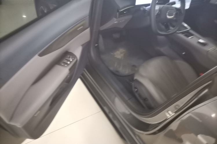 Used Lynk & Co 07 2024 EM-P 126 Long-Range Ultra Driver Seat