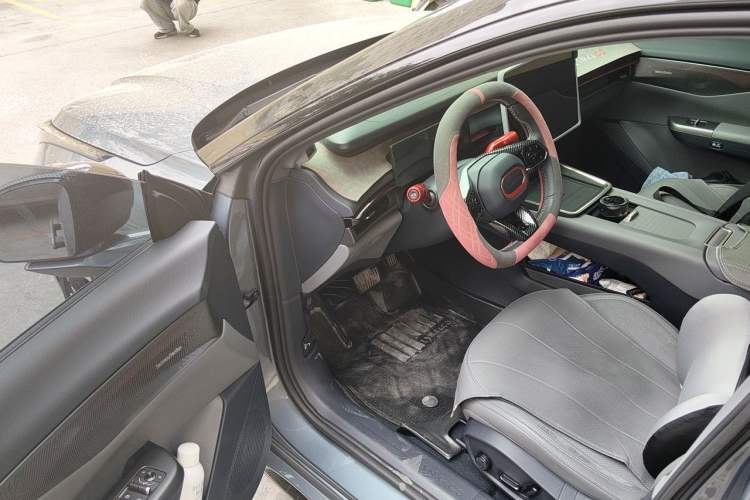 Used Lynk & Co 07 2024 EM-P 126 Long-Range Ultra Driver Seat