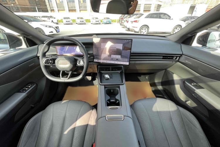 Used Lynk & Co 07 2024 EM-P 126 Long-Range Ultra Interior 1