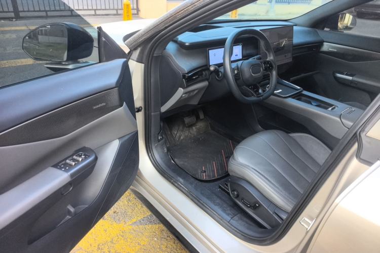 Used Lynk & Co 07 2024 EM-P 126 Long-Range Ultra Interior 2