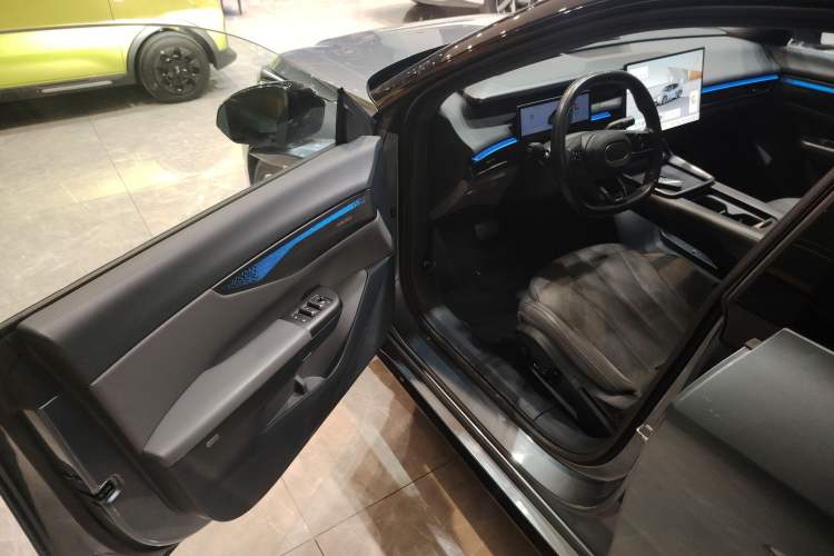 Used Lynk & Co 07 2024 EM-P 126 Long-Range Ultra Interior 3