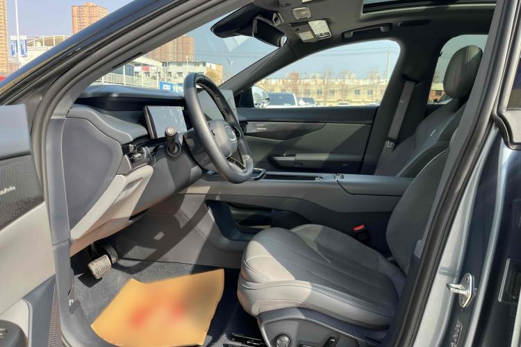 Used Lynk & Co 07 2024 EM-P 126 Long-Range Ultra Interior 7