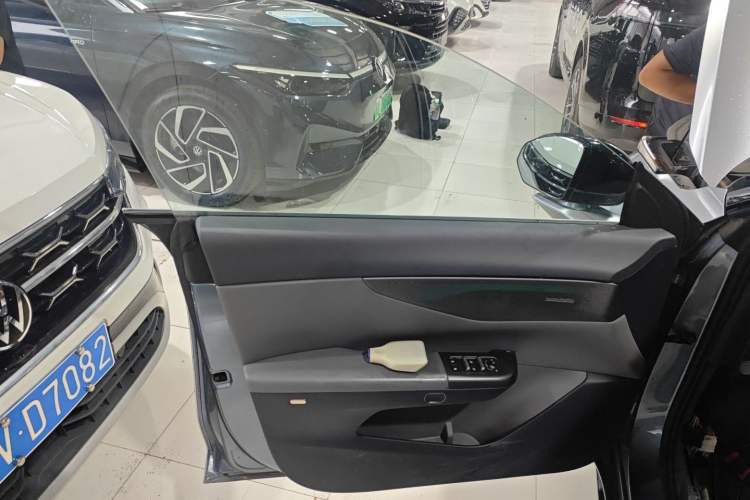 Used Lynk & Co 07 2024 EM-P 126 Long-Range Ultra Left Front Door Interior