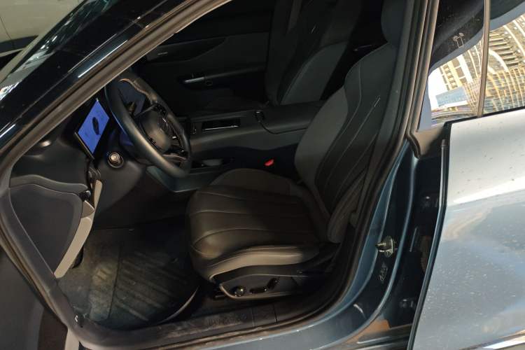 Used Lynk & Co 07 2024 EM-P 126 Long-Range Halo Left Front Seat