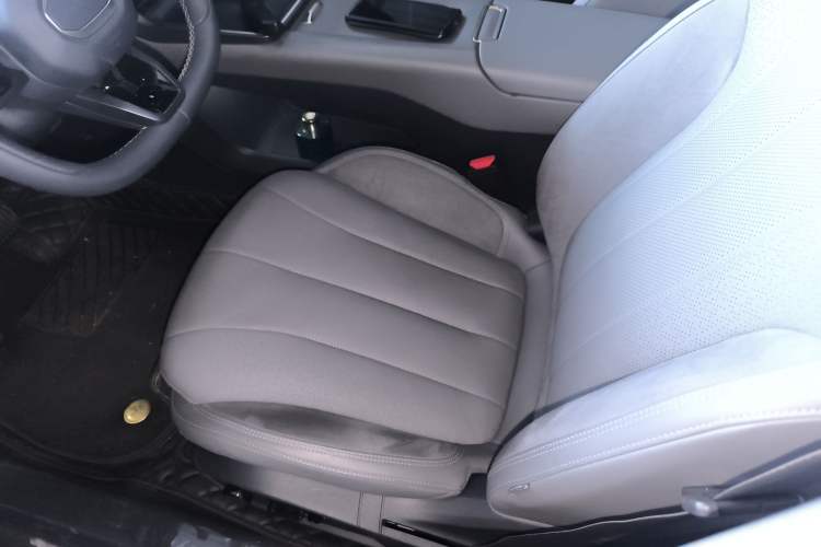 Used Lynk & Co 07 2024 EM-P 126 Long-Range Halo Left Front Seat