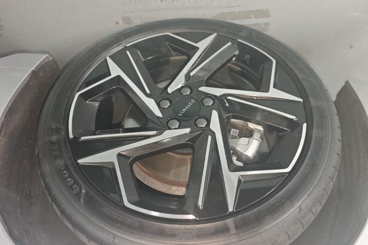 Used Lynk & Co 07 2024 EM-P 126 Long-Range Halo Left Front Wheel Hub