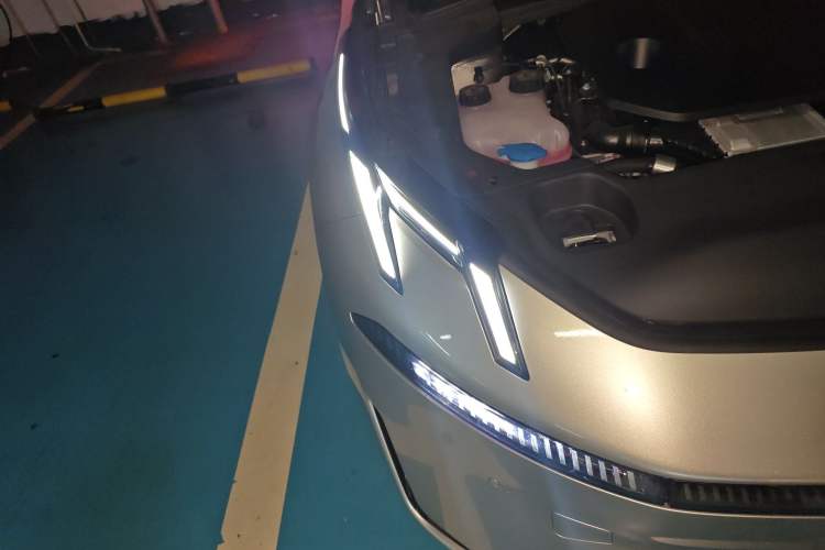 Used Lynk & Co 07 2024 EM-P 126 Long-Range Halo Right Front Headlight
