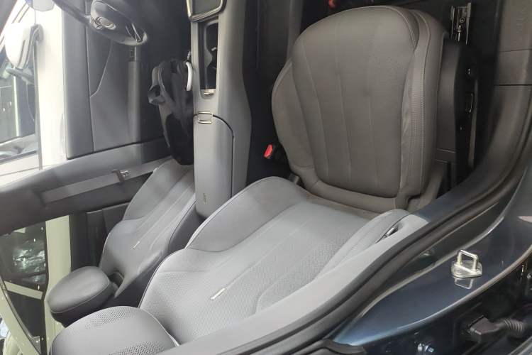 Used Lynk & Co 07 2024 EM-P 126 Long-Range Ultra Right Front Seat