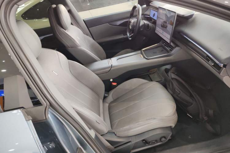 Used Lynk & Co 07 2024 EM-P 126 Long-Range Ultra Right Front Seat
